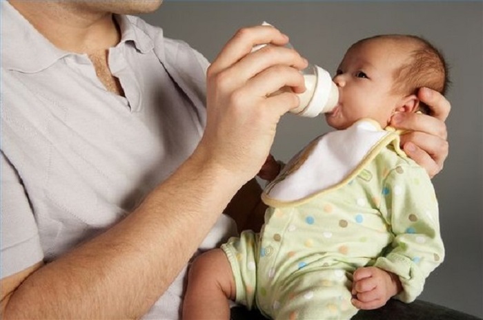 Cách cho trẻ bú để không bị sặc sữa