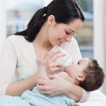Cách cho trẻ sơ sinh bú không bị sặc